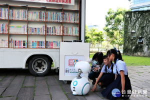 新北市立圖書館除了透過「行動圖書車」將新書送到偏鄉校園，同時加入AI機器人說故事，為煩悶疫期帶來閱讀樂趣