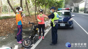 民眾騎單車遇爆胎無助　警協助解決窘境（圖／屏東分局）