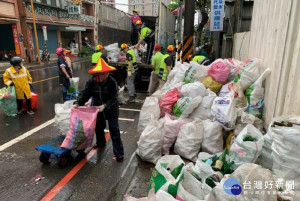 環保局與環保署共同推動「資收關懷計畫」政策，加碼獎勵中、低收入戶或清寒家庭的資收個體業者。