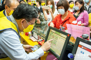 桃園鄭文燦扮演公益彩券行一日店長，鼓勵市民朋友多多以實際行動支持公益彩券。