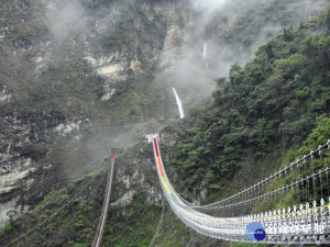 雙龍七彩吊橋。