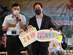 副市長吳明機20日到三峽區中園非營利幼兒園，體驗幼兒園在地特色童玩課程「打陀螺」同樂體驗，並宣布新北市公共化幼兒園將提早於110年達增班百班目標