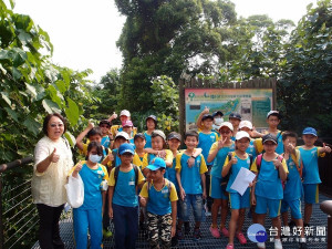 竹圍國小師生進行紅樹林濕地保育區淨灘活動