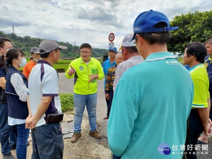 

市議員施志昌二十日緊急邀集台灣糖業公司與臺中市政府環保局到台糖外埔畜殖場及農民，商討台糖外埔畜殖場放流用心，供農民灌溉使用。（記者陳榮昌攝）