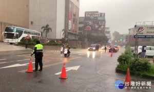 大雨直直落水淹宜市民權路，警方動員交管。（圖∕宜蘭分局提供）