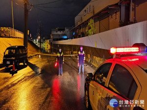 大雨積水警方管制。林重鎣攝