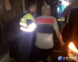 老翁雨夜裡迷途蹲坐路旁，龍潭警方協助返家。