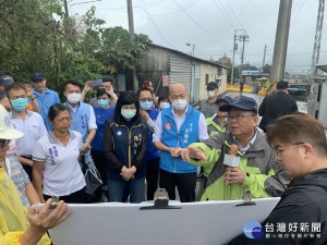 韓國瑜視察岡山潭底排水工程　居民肯定退水速度提升