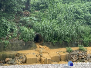 八德區中華路5號附近茄苳溪排放黃泥廢水，環保局火速揪出河川變色元凶。