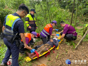 大溪警方消冒雨救援將受傷之黃姓筍農，送上救護車轉送醫院治療。