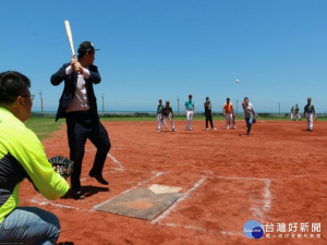 

立法院副院長蔡其昌爭取千萬經費，把荒廢十餘年的大安區垃圾掩埋場，打造一座全台第一座可以一邊打球、一邊看海的簡易棒壘球場，昨日開幕式熱鬧開球儀式。（記者陳榮昌攝）
