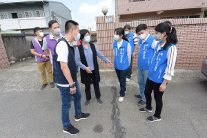 縣長王惠美、縣議員溫芝樺、張瀚天、彰化市代表會副主席鄭清龍等人視察彰化市安溪路及三竹路路面現況。