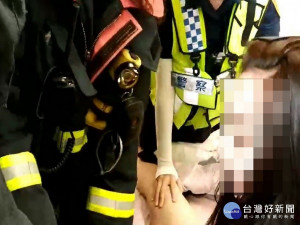 女警安撫當事人。林重鎣翻攝