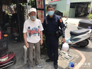 年近九旬翁路倒　警協助護送返家（圖／屏東分局）