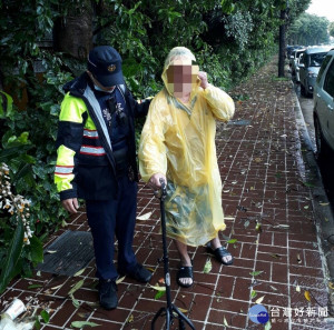 失智老翁冒雨尋友迷途，平鎮警方馳援協助返家。