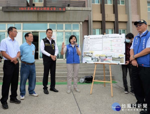 為提升沿海交通環境，縣府爭取籌資2千餘萬進行縣道153線改善，縣長張麗善會同副議長蘇俊豪等人現勘，要求廠商務必如期、如質完成鋪設。