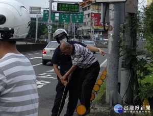 三重警分局厚德派出所警員陳進助及張東義巡邏時，發現一名失智老翁徘徊在車流眾多的國道三重交流道，險象環生，警察及時幫忙始讓老翁安全返家