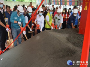 
大甲區義和活動中心，屬海砂屋建築，部份建築物嚴重剝落而成危屋。台中市政府考量這座建築耐震數不足，已不堪使用，為了市民的安全，與中央合力以近一千七百五十萬元經費，重建總面積一百七十坪兩層建物，預計明年四月完工，二十七日市長盧秀燕主持動土典禮。盧市長表示，市府聽到當地里民的心聲，積極爭取經費、編列預算，工程預計一年左右完成，提供做為「義和、新美聯合里活動中心」，讓社區區民有更優質的活動空間。

市長盧秀燕主持動土典禮，民政局長吳世瑋陪同出席，由建築師楊宗睆說明建物工程，包括市議員施志昌、李榮鴻、楊典忠、大甲區長顏金源、義和里長洪黃素貞、新美里長王生源，及多位地方里長及里民皆到場關心，台中市議會議長張清照、市議員吳敏濟也派代表致意。盧市長表示，「義和、新美聯合里活動中心」是座老舊、危險的建築，多年來一直沒有改建，大甲區眾多里長不斷反映，市府聽到了當地心聲，由民政局提報計畫，投入超過一千三百萬元，加上中央補助四百萬元，工程預計一年左右完成，屆時將兩里共用。另感謝眾多市議員、當地區長、鄰里長的支持，才能造福地方福祉。

大甲區公所表示，義和里社區活動中心一樓於民國七十四年興建，隔十一年後，再增建二、三層樓，是混合不同年代的「老背少」建物，存在結構性危險，為保障市民的使用安全及提供優質休閒空間，市府爭取內政部前瞻基礎建設計畫四百萬元的補助，總計投入一千七百四十九萬八千元重建活動中心。

民政局進一步說明，市府將重建面積約170坪的二層建物，空間規劃以「安全」為首要目標，結合無障礙設施，打造絕佳便利的多功能活動空間，工程預計明年四月完工，完工後將「分里、分層」使用，一樓供義和里民使用，二樓供新美里民使用，外部廣場可作為節慶表演、快閃市集、社區活動等，活動中心屆後將由大甲區公所管理維護，提供當地居民一處聚會聯誼與綜合性社會服務的場域，可作為關懷據點、文康娛樂活動、常態性社會福利服務、樂齡教室或長青學苑上課等地方。