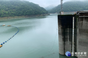 5月梅雨過境帶來豐沛水量，石門水庫蓄水量達到1噸。
