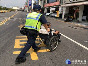 身障街友便溺　暖警伸出援手（圖／屏東分局）