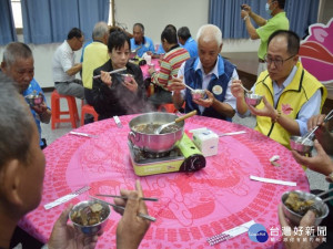 
大安區農會在中市農業局的輔導下，研出新食品「藥膳排骨」，二十八日在全體理監事及農業局官員品嚐後，一致滿意的稱讚清澈甘甜又沒有苦味，相信能獲費者滿意選購。（記者陳榮昌攝）