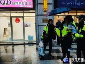 彭姓老翁雨中迷途，員警據報趕抵現場，卸下自身雨衣為老翁身披上，載返所內並協助返家。