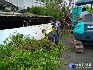 警方協助清理路倒樹枝。林重鎣攝