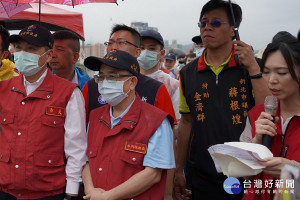 水利局28日下午於三重區溪美抽水站旁堤外高灘地舉辦109年度防汛演習，新北市長侯友宜親自到場視導