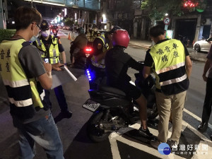 為防止車輛改裝或排氣管損壞的車輛，在夜間妨害安寧，海山警分局與環保局實施聯合稽查