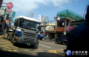 霧峰警方在大里新仁路取締大貨車。林重鎣翻攝