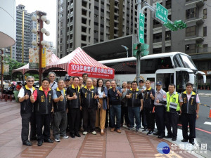 中壢分局同中壢民防、義警中隊，在中壢SOGO百貨旁，聯合辦理警民愛心捐血活動。

