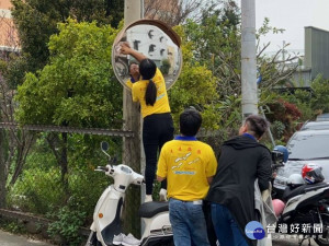 
弘光科技大學學生，發起發揮服務社區的精神，擦拭沙鹿地區小巷道反光鏡，響應「一日一齋，疫情消災」活動，祈禱疫情儘早結束。（記者陳榮昌攝）
