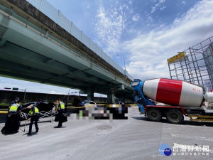 水泥預拌車涂姓駕駛，1日沿環河西路往土城方向行駛，途經板橋華江五路口，無視設有禁止左轉的標誌，直接違規左轉發生嚴重碰撞，2名男、女重機騎士當場失去生命跡象