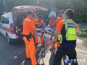 海巡署中部分署第四岸巡隊接獲消防局通報，於麥寮產業道路搶救疑似中暑的男子，並協助將民眾送醫治療，亦呼籲民眾於戶外活動應多補充水分。