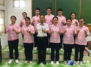 巨人綜合高中109年度四技二專衛生護理類統測成績再次打破歷年紀錄，包辦全國前10名，171位應屆畢業生近八成都有機會錄取藥學系或國立科大護理系。