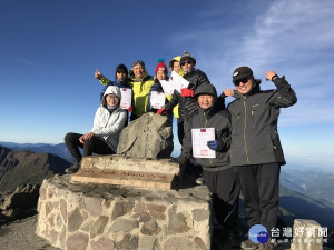 上林國小畢業生在校長和老師、家長帶領下，，終於在天亮前登上玉山主峰，順利在台灣的最高峰領取畢業證書，留下了最珍貴、最美好，一輩子都不會忘記的回憶