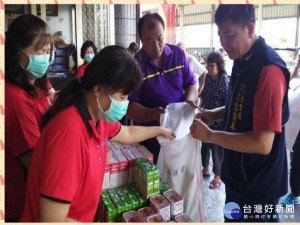 
大安區海墘社區發展協會發放申領食品食物，服務態度佳又溫馨，獲得社會局長彭懷真高度肯定。（記者陳榮昌攝）