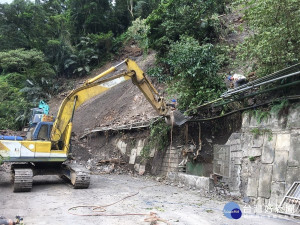 鳩之澤溫泉區因道路坍方及溫泉管線受損，正全力搶修中。（圖∕羅東林管處提供）