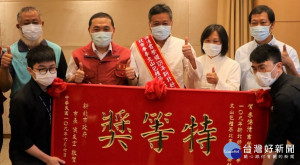 坪林在地農友李傳清從上千件茶樣中脫穎而出勇奪特等獎，成了新科「百萬冠軍包種茶王」，市長侯友宜3日於市政會議頒發特等獎匾額以玆鼓勵