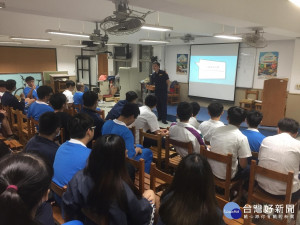 青少年危「機」　南港警前進校園宣導交安（圖／南港分局）