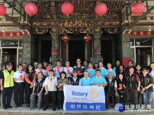 池安宮結合新北樹林扶輪社頒發獎助學金持續16年，造福佳里區莘莘學子。