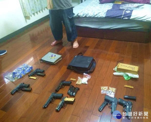雲林警方偵破兄弟檔涉嫌販賣毒品並擁槍自重，於住處起獲第一、二級毒品及改造手槍7枝、90子彈78顆、霰彈48顆、滑套1個、彈匣8個等證物。（記者陳昭宗翻攝）