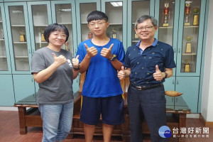 校長陳勇利、導師李虹霈嘉許蔡同學優異表現。