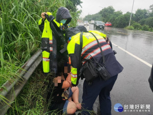 一名婦人和家人外出用餐，席間與家人吵架負氣淋雨出走，警充當和事佬協助返家。

