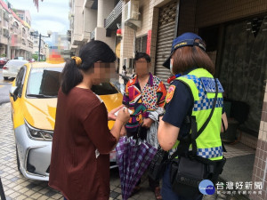 女警送迷路婦人回家。林重鎣攝