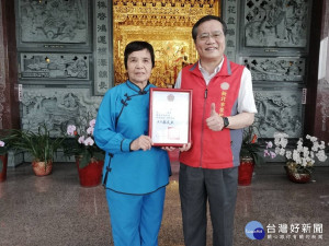 汐止善琴慈惠堂8日致贈新北市榮民服務處260顆肉粽分給轄內弱勢榮民眷，新北市榮民服務處長林火土致贈感謝狀，堂主陳雪嬌代表接受