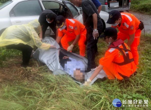 第四岸巡隊箔子寮安檢所接獲下崙所警方通報協尋有輕生念頭之老翁，海巡動員尋獲時老翁已於車內燒炭輕生，後續交由警方調查釐清原因。