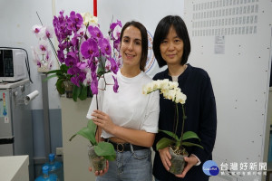 董雅莉與林淑梅主任合影。