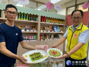 
大安飛天豬豬肉、蘆筍、大安蔥塔配爆火花，多元新菜色，大安生鮮食材發表會上，來賓吃得直叫讚。（記者陳榮昌攝）

