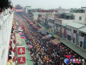 
大甲鎮瀾宮媽祖遶境，在新港奉天宮舉辦祝壽大典，數十萬信眾跪滿數條道路祭拜之盛況，被譽為世界宗教慶典活動最龐大三位內。（記者陳榮昌攝）


